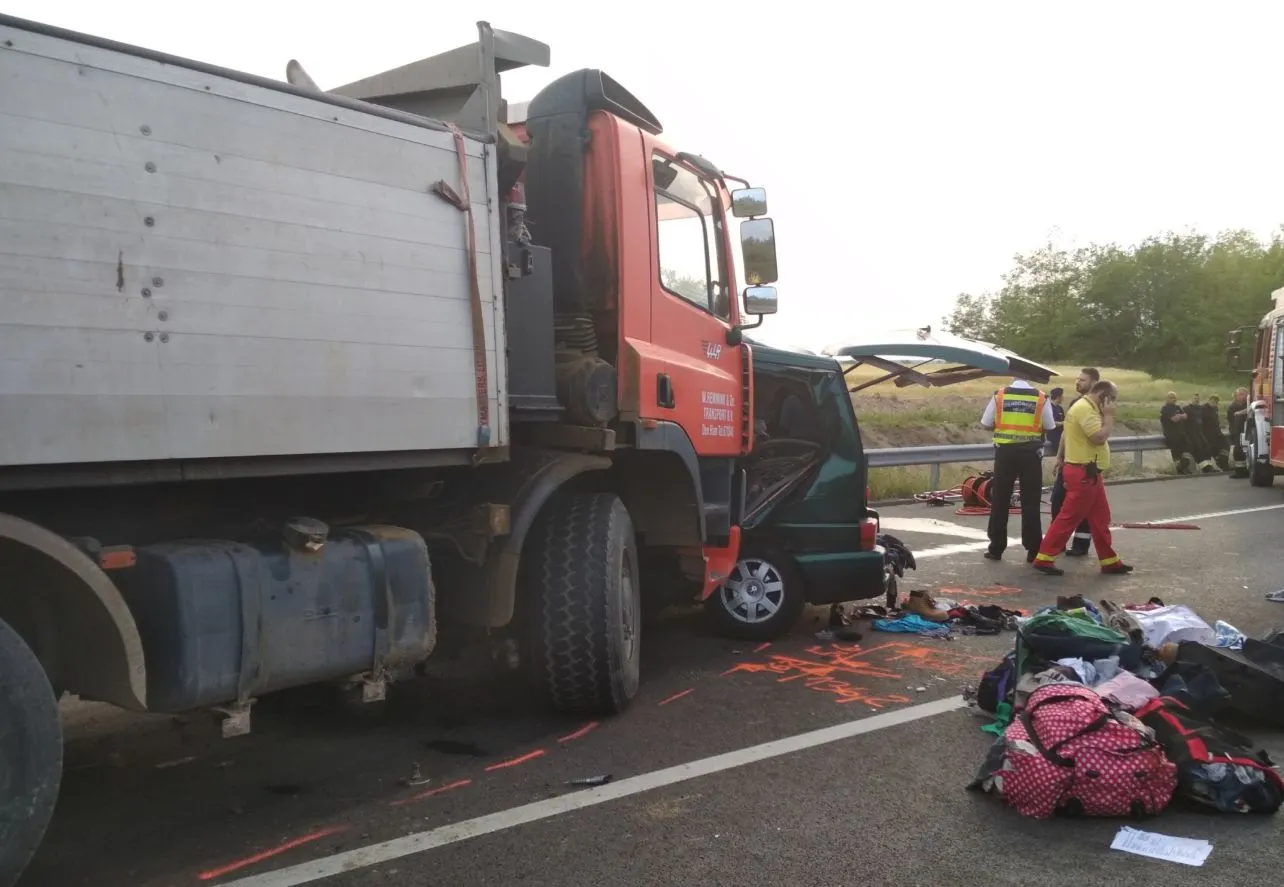 Accident cu români morți în Ungaria. Șoferul era LIVE pe Facebook. VIDEO cu momentul impactului
