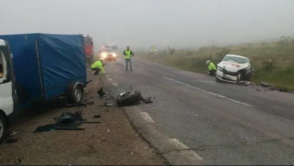 Impact devastator între un microbuz plin cu pasageri şi un autoturism: cinci victime