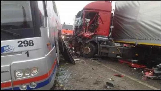 Un TIR a lovit un autobuz cu 40 de persoane între Buzău şi Ploieşti. Mai mulţi răniţi