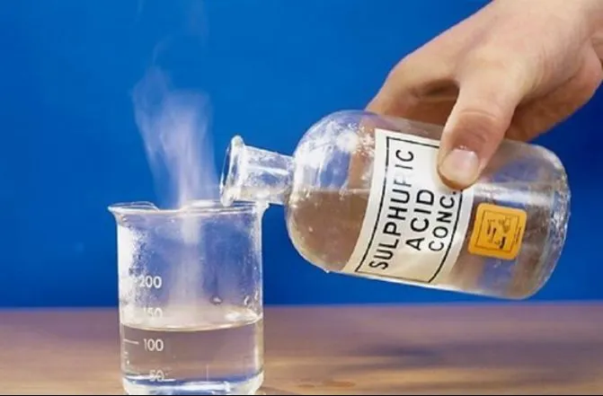 Un bărbat, atacat cu acid sulfuric, fără motiv, după ce a deschis uşa apartamentului