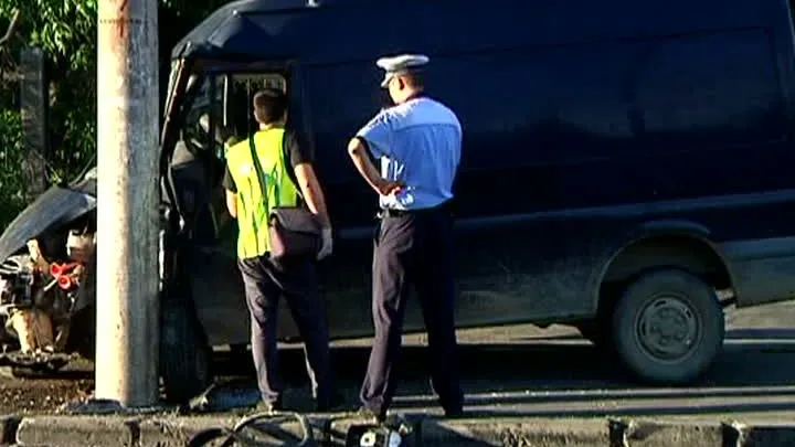 Un echipaj SMURD şi poliţişti, atacaţi cu cuţitul la locul unui accident