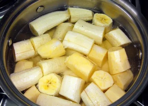 Bea apa în care ai fiert câteva banane şi vei observa rezultatele miraculoase peste noapte!