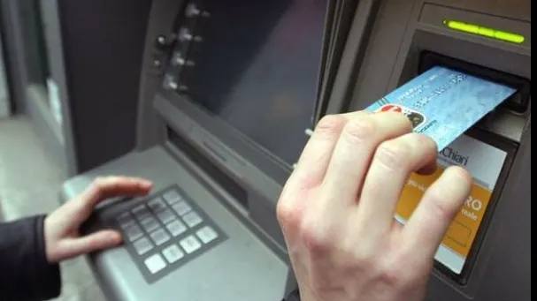 Îţi scoţi tot salariul odată de la bancomat? Avertismenul teribil al poliţiştilor 