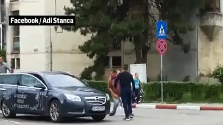 Bătaie în mijlocul străzii. Trei bărbaţi şi-au împărţit pumni şi picioare