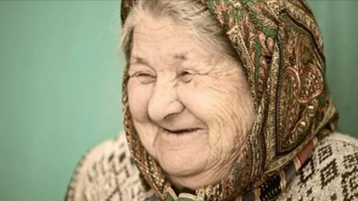 Poliţistul a întrebat-o pe această bătrânică de unde are sacul cu bani. Răspunsul ei, genial!
