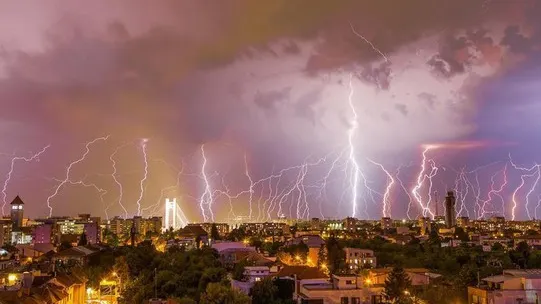 PROGNOZA METEO. Furtuni violente după vremea caldă