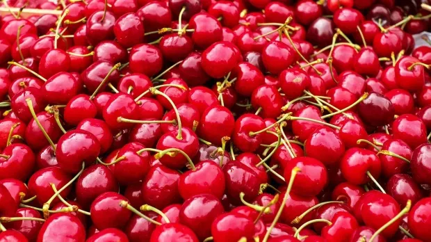 Distribuitorul a GREŞIT eticheta cireşelor a căror coajă nu trebuia consumată. Amendă record 