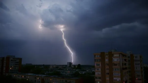 Vremea se schimbă! După temperaturi de 32 de grade, vin furtuni violente. Prognoza pe trei zile