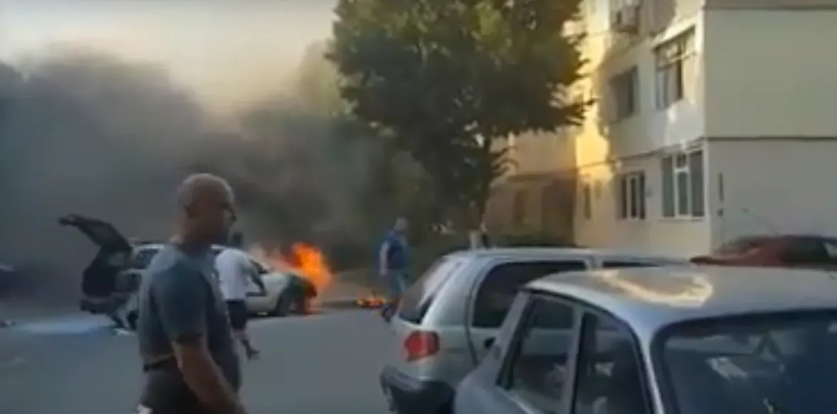 S-a crezut mecanic auto, şi-a incendiat maşina şi a ajuns la spital (VIDEO)