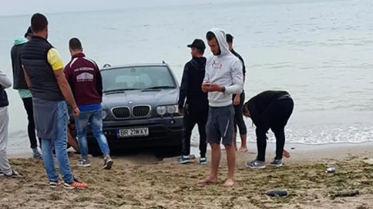 Cine este şoferul teribilist cu BMW care a rămas blocat cu maşina pe plaja din Vama Veche