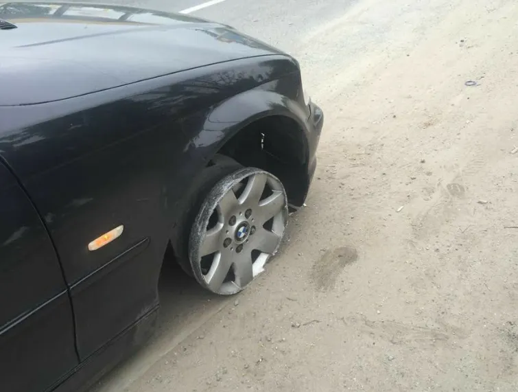 Incredibil. Şofer prins beat la volan, circulând fără cauciuc la o roată