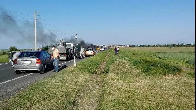Accident grav la Recaş, mașină în flăcări pe șosea, oameni în panică