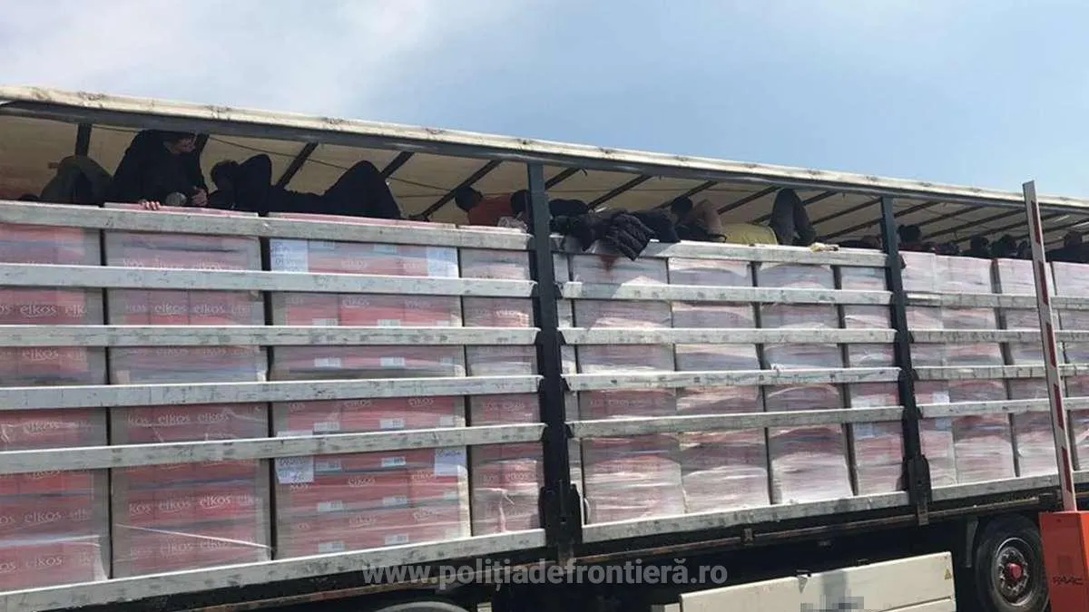 Descoperire şocantă la Nădlac, zeci de migranţi, cu copii de 3 ani, ascunşi în condiţii inumane