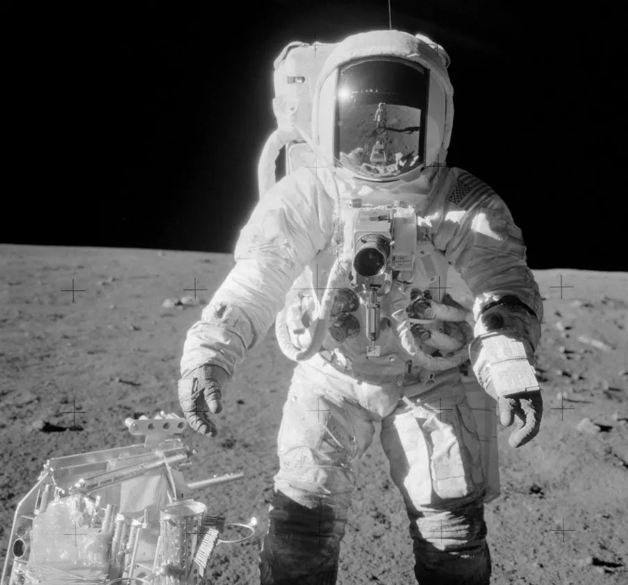A murit "al patrulea om care a păşit pe Lună"! Misterul celei mai celebre poze lunare