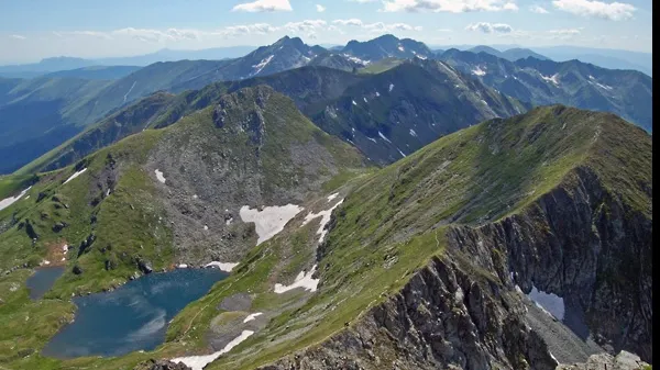 Zece turiști străini, rătăciți în Munții Făgăras. Unul dintre aceștia este rănit