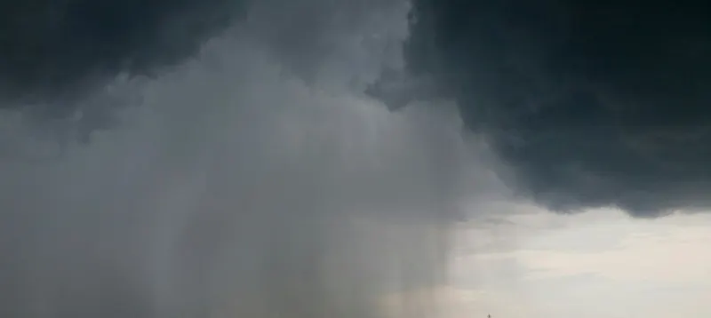 Ploi torenţiale şi vijelii în jumătate din ţară. Avertizări meteo pentru următoarele ore