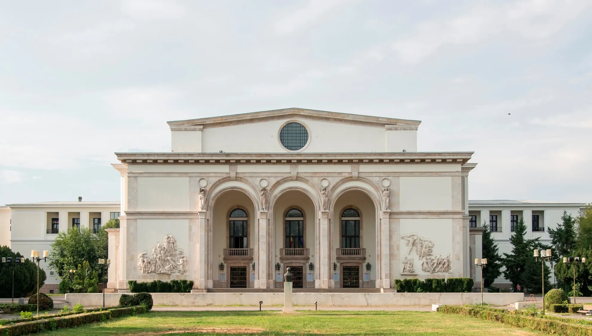 Scandal la Opera Naţională, din cauza contractelor pentru colaboratori