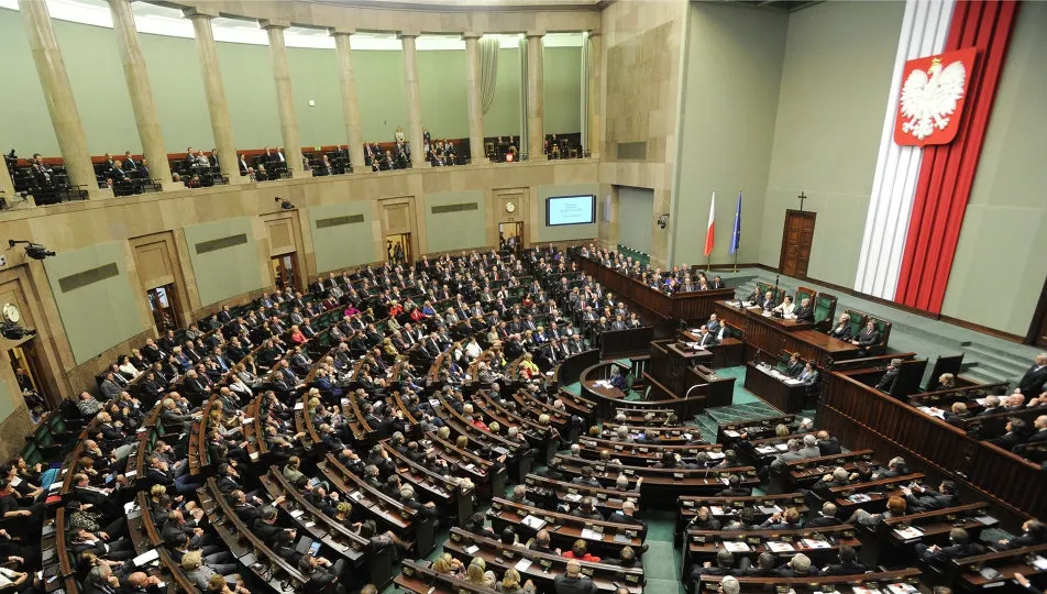 Sub presiunea populației, parlamentarii polonezi își votează reducerea salariilor