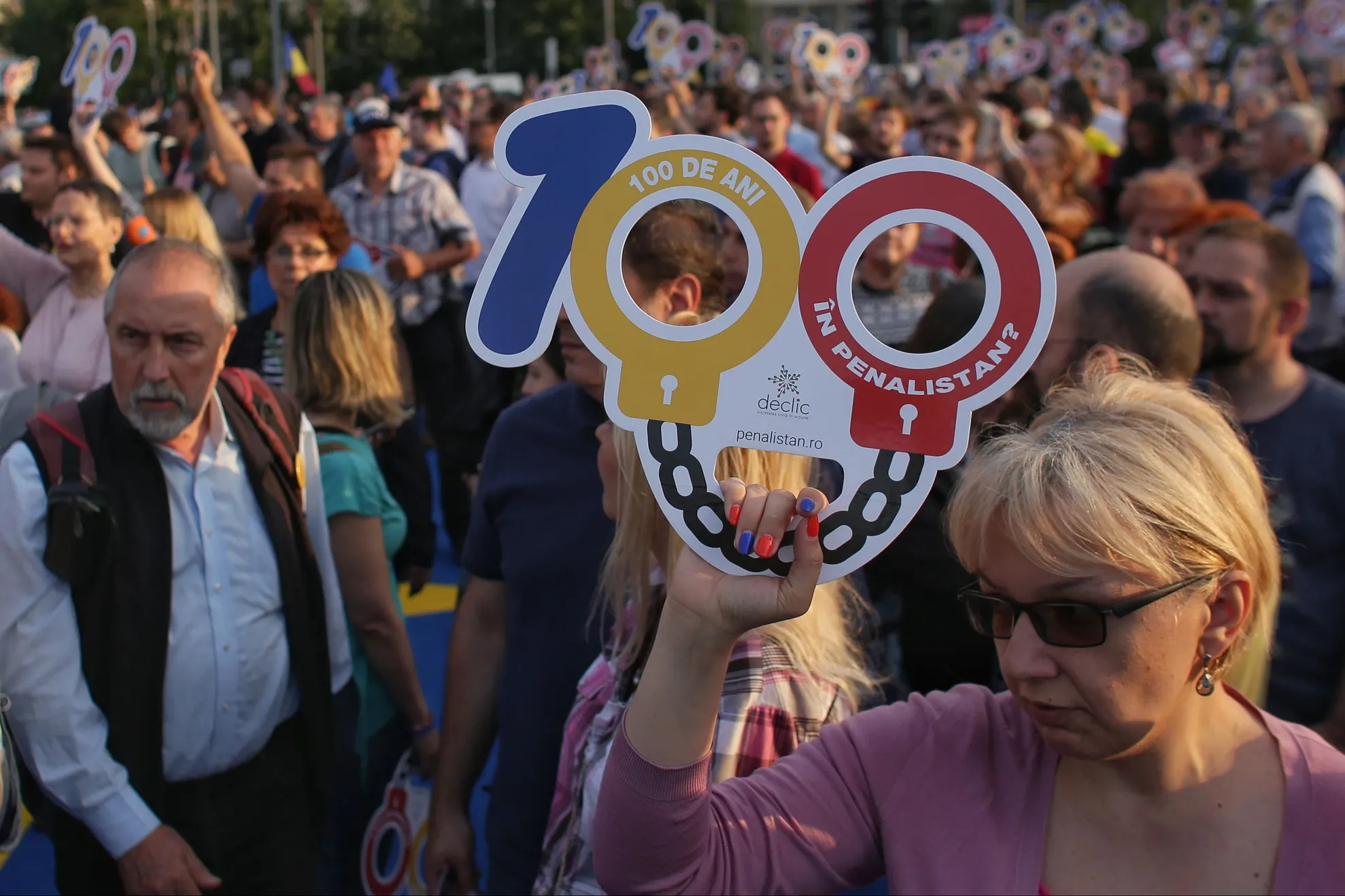 Şase protestatari din Piaţa Victoriei, ridicaţi de jandarmi sâmbătă seara. Ce amenzi au primit?