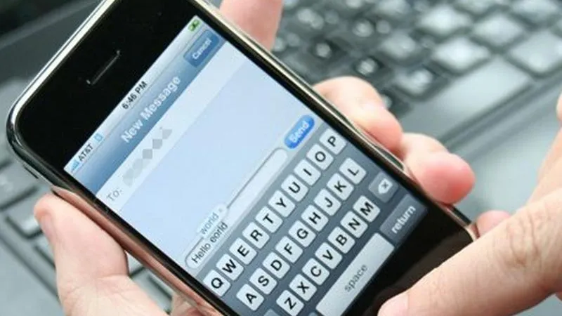 SMS-urile te pot baga după gratii. Un român a primit 6 luni de închisoare pentru că a trimis mesaje
