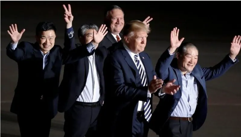 Trei americani eliberați din Coreea de Nord, primiți în SUA de Trump