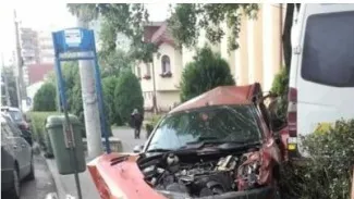 Un autoturism și un microbuz, proiectate pe trotuar, în urma unei coliziuni