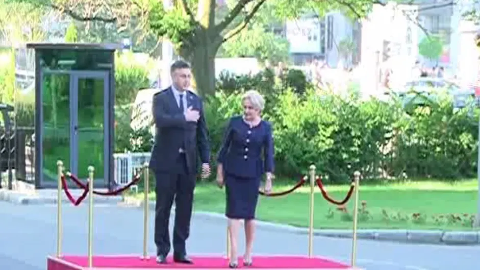 Viorica Dăncilă, gafă de protocol la primirea premierului croat. Ce a făcut
