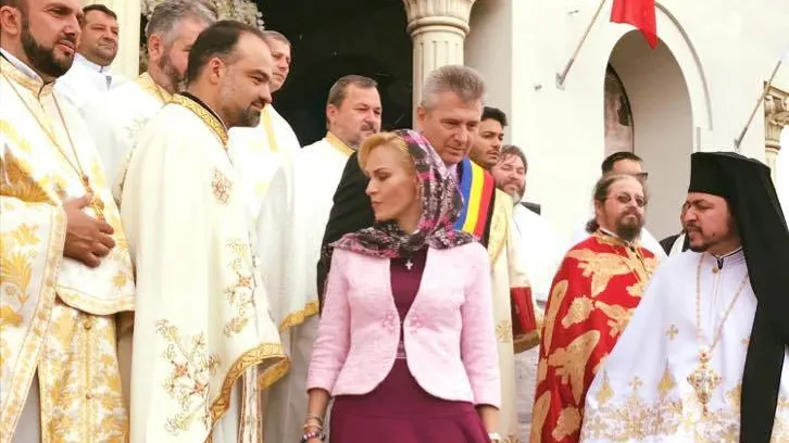 Gabriela Firea a adus niște moaște la Primăria Generală și i-a chemat pe angajați să se închine