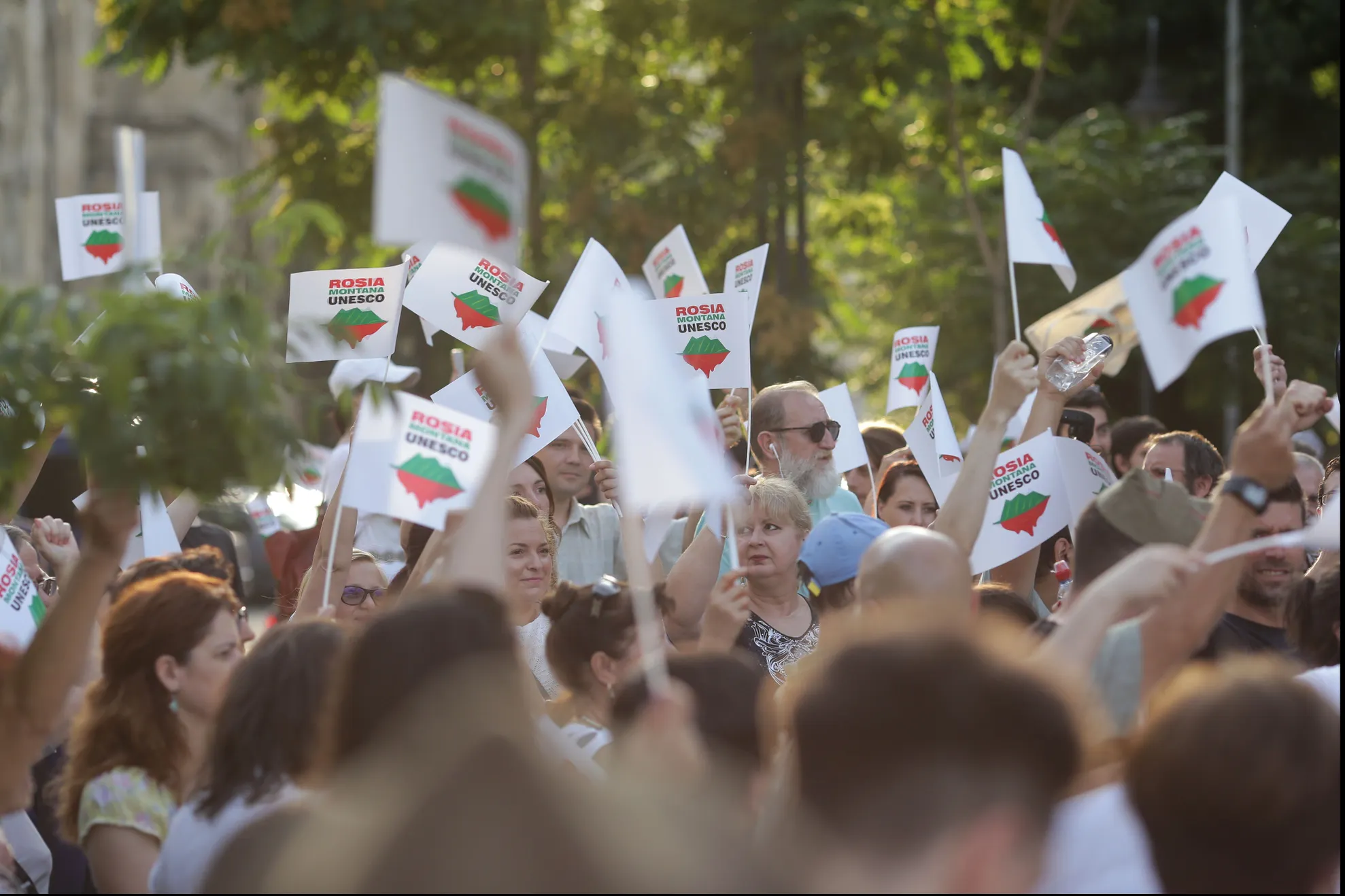 Protest în Piața Universității. Zeci de oameni, în stradă pentru Roșia Montană