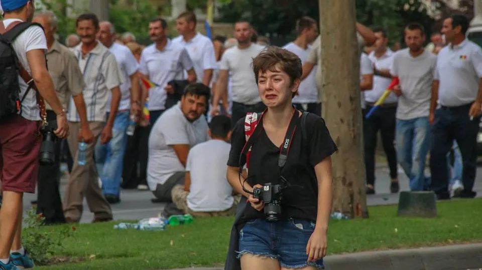 Poza virală de la mitingul PSD. De ce plânge fata din imagine?