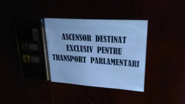 Ce s-a întâmplat când o jurnalistă a vrut să urce în liftul destinat exclusiv parlamentarilor