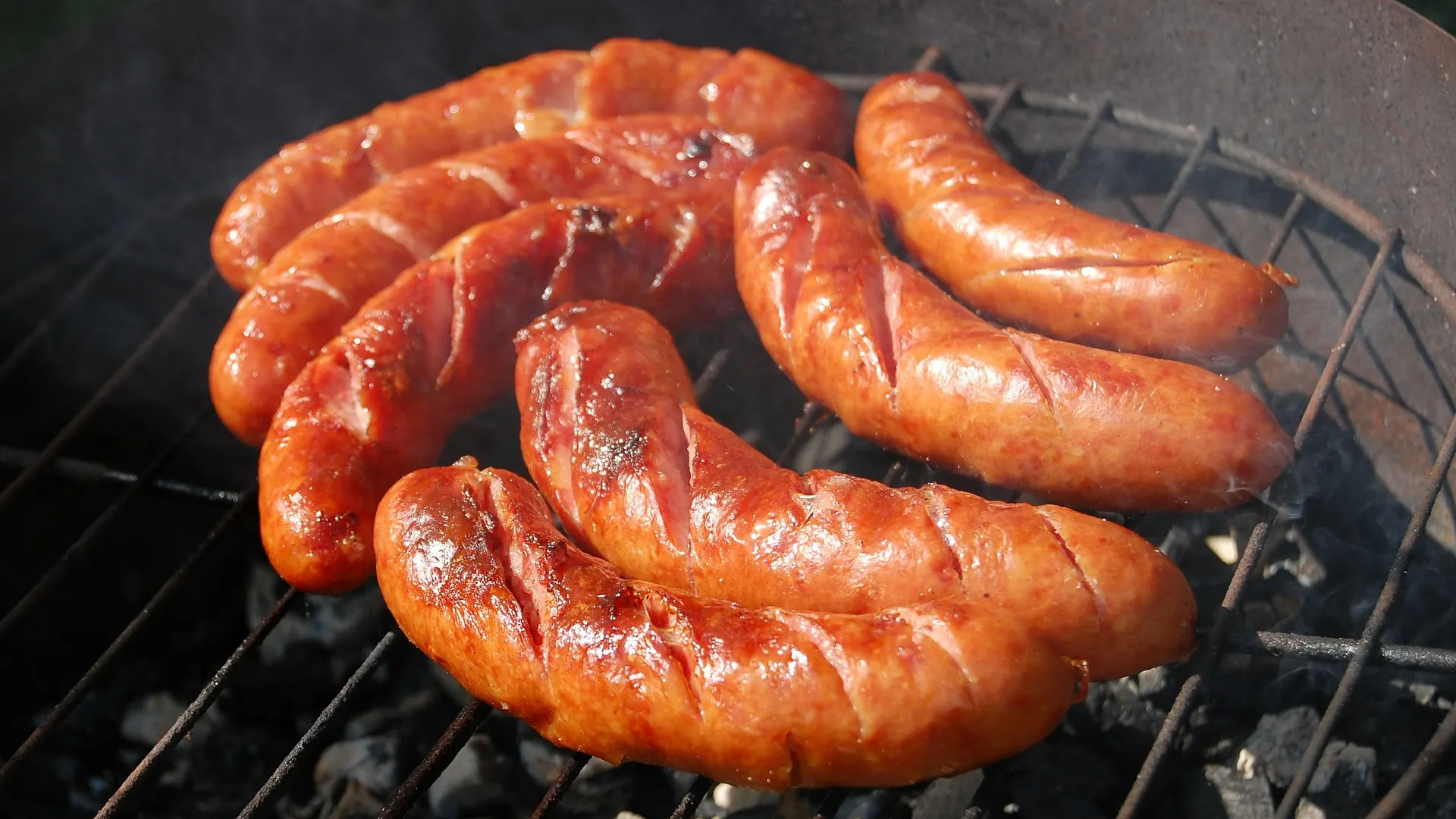 Cârnaţii din comerţ conţin 30-40% carne. Lista ingredientelor ascunse. Ce mănânci, de fapt