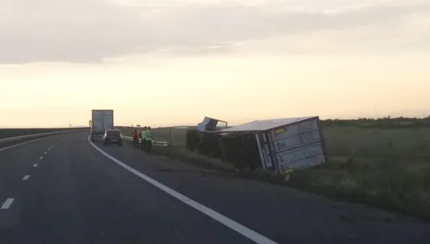 Accident spectaculos pe A1: un TIR s-a răsturnat în afara drumului