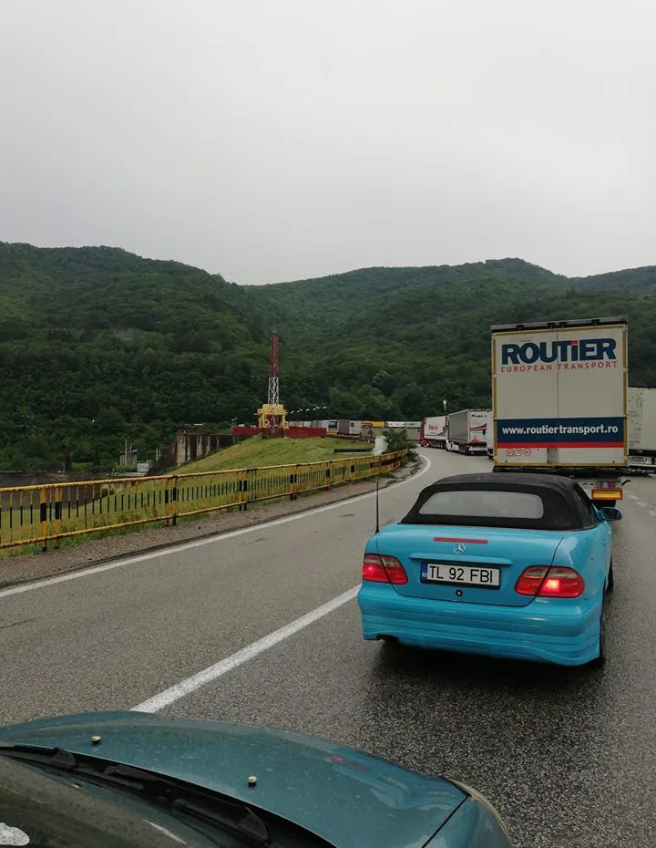 Valea Oltului blocată, după un grav accident între TIR-uri