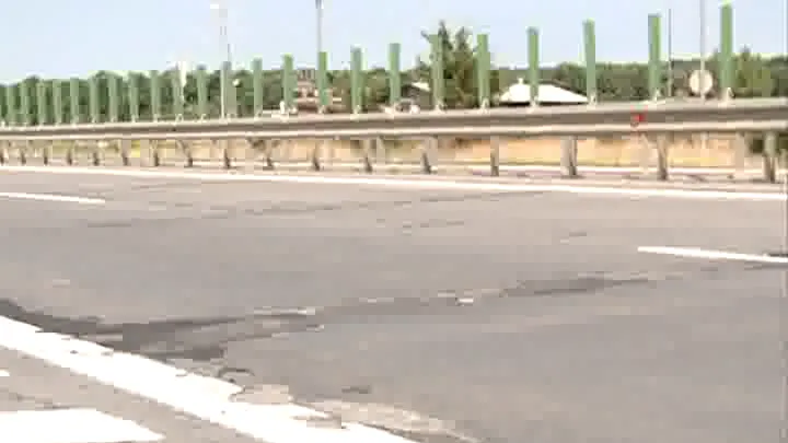 Găurile din asflat dau bătăi de cap șoferilor după fiecare iarnă