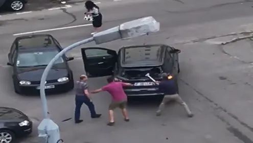 Scene demențiale pe o stradă din Pitești. A pus mâna pe rangă și a spart (VIDEO)