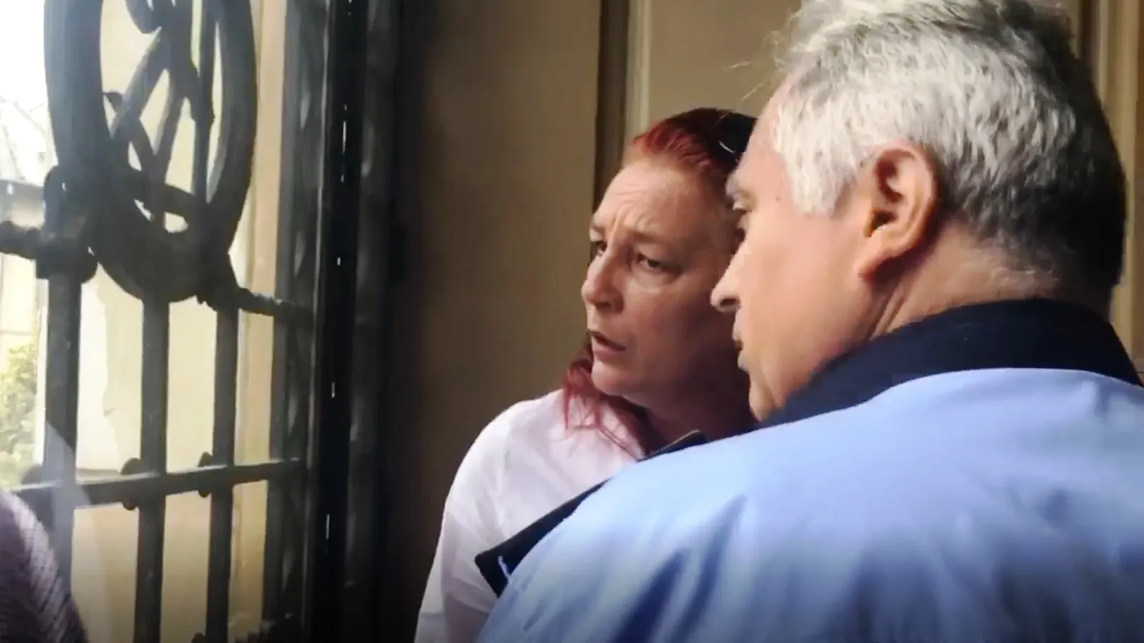Două femei s-au bătut pe treptele Primăriei Craiova: mama unui elev a lovit un profesor