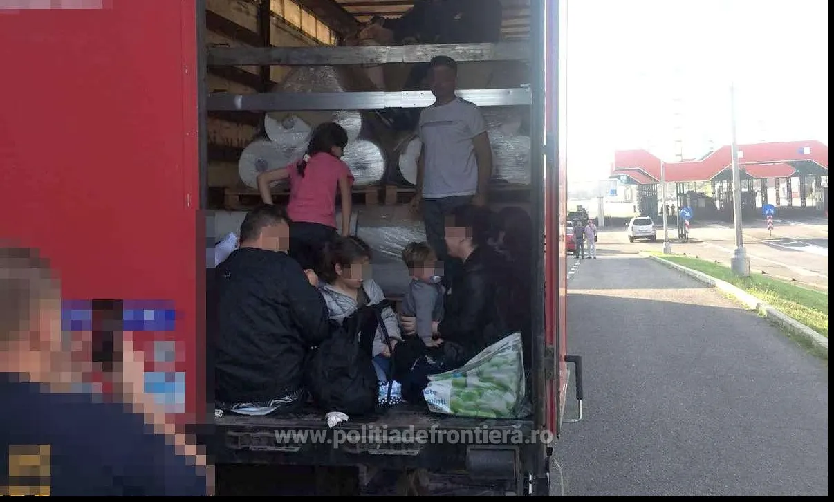 Au vrut să iasă din țară camuflați în role de hârtie