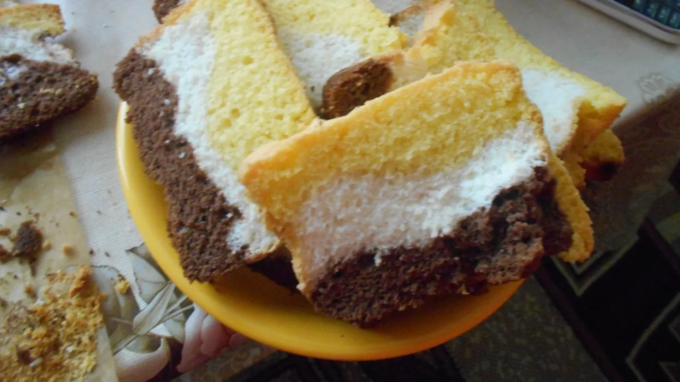 Cum să prepari cel mai gustos chec în trei culori. Reţeta din caietul bunicii