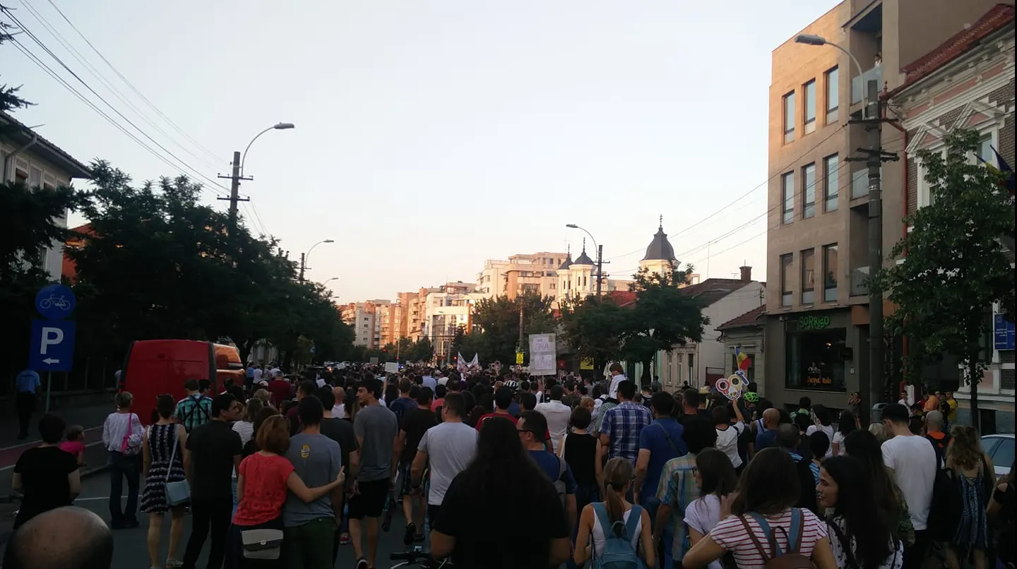 Primul oraş în stradă. Mii de oameni au protestat la Cluj după ce România a ajuns "raiul penalilor"