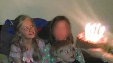 A făcut o poză la aniversarea copilului. După 3 ani, descoperă ceva înfiorător! S-a albit la faţă