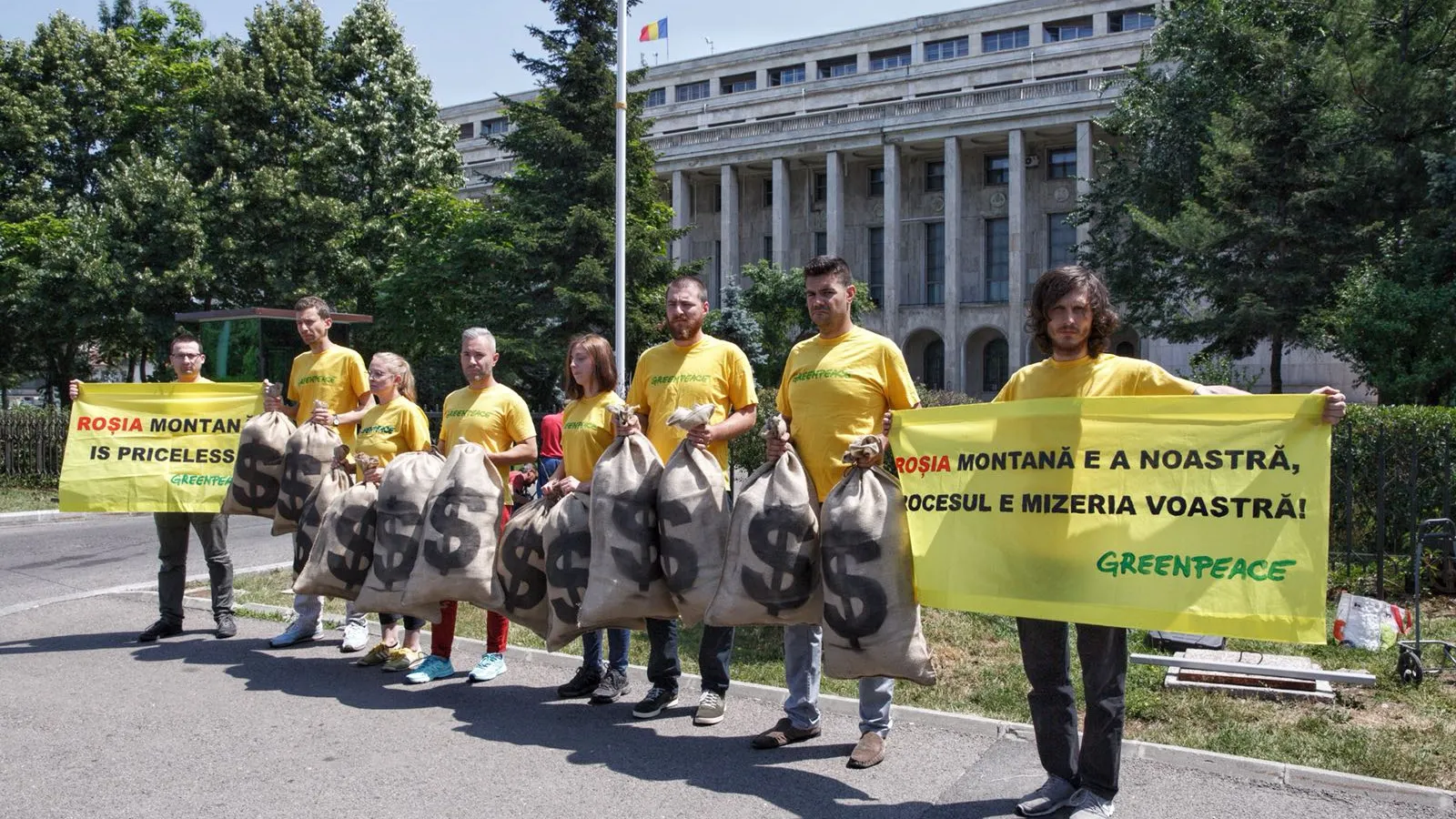 Roșia Montană: Protest surpriză în fața Guvernului