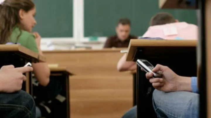 Telefoanele mobile, INTERZISE în şcolile primare şi generale. Unde se întâmplă acest lucru