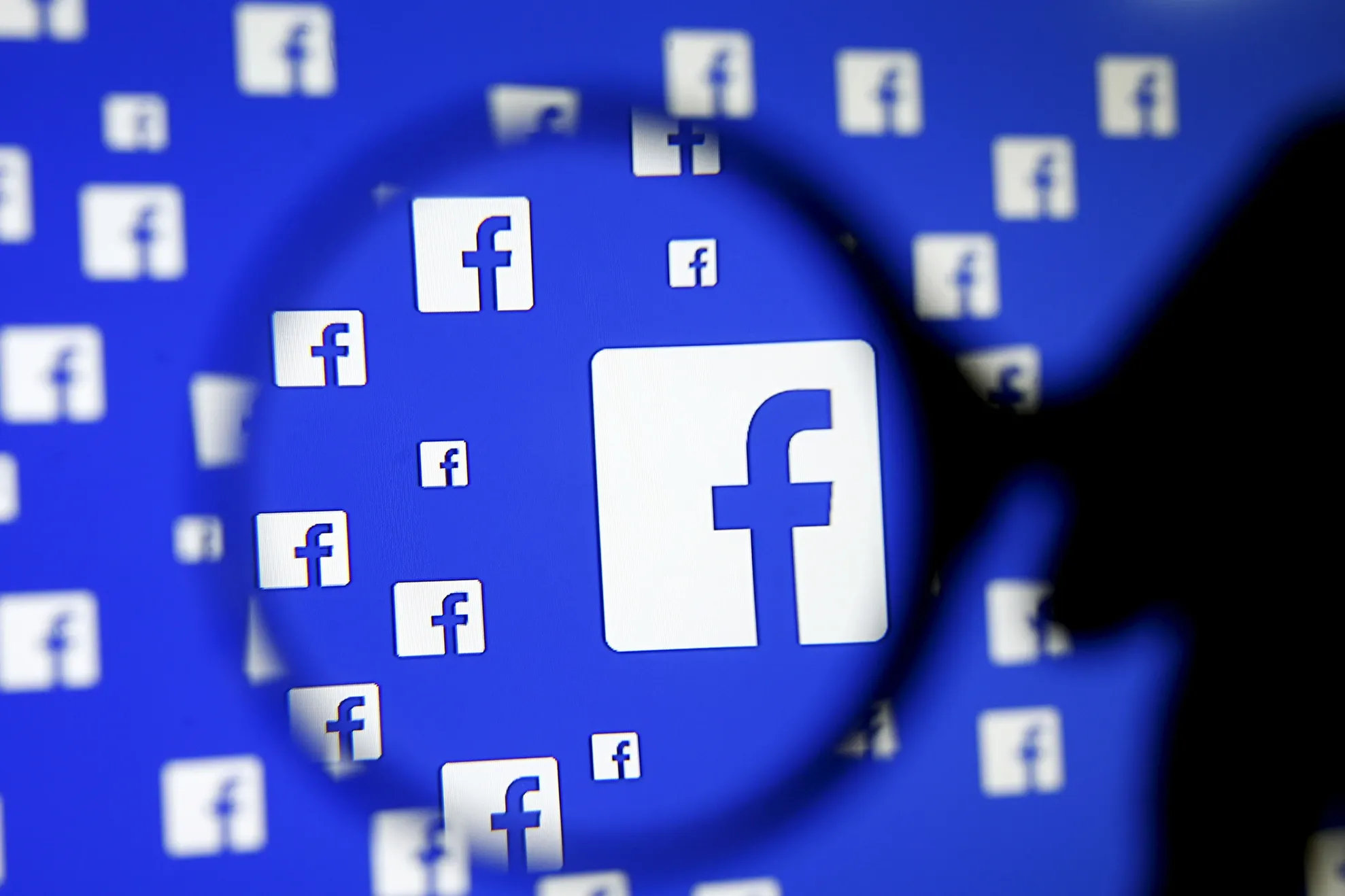 Facebook a oferit ilegal unor producători de smartphone-uri date personale. Ce spune gigantul