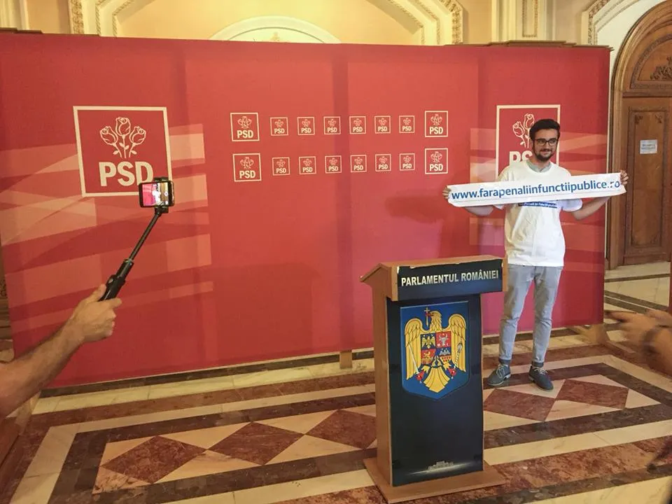 USR îl sabotează pe Dragnea. Mesajul ”Fără penali în funcții publice”, afișat în fața sălii PSD