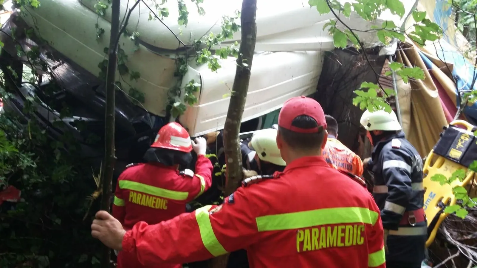 Grav accident pe DN1. TIR răsturnat, șoferul prins în cabină. Traficul, parțial blocat! VIDEO