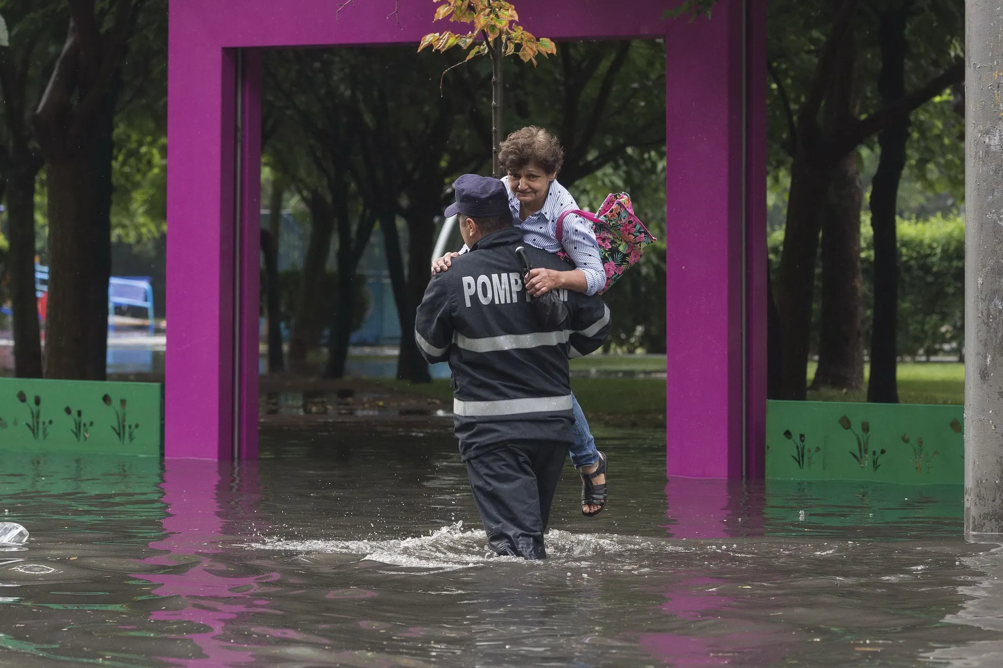 Străzi inundate în Bucureşti, după codul galben de furtună 