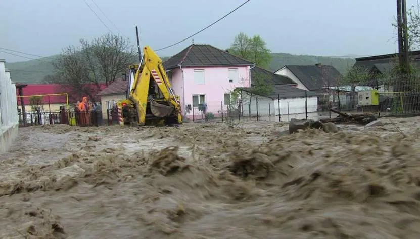 COD ROŞU de inundaţii în cinci judeţe: Zeci de gospodării inundate şi drumuri distruse de viituri