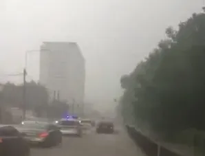 Prăpăd după ploaie. Traficul în Bucureşti dat peste cap, viituri în Iași! (VIDEO)