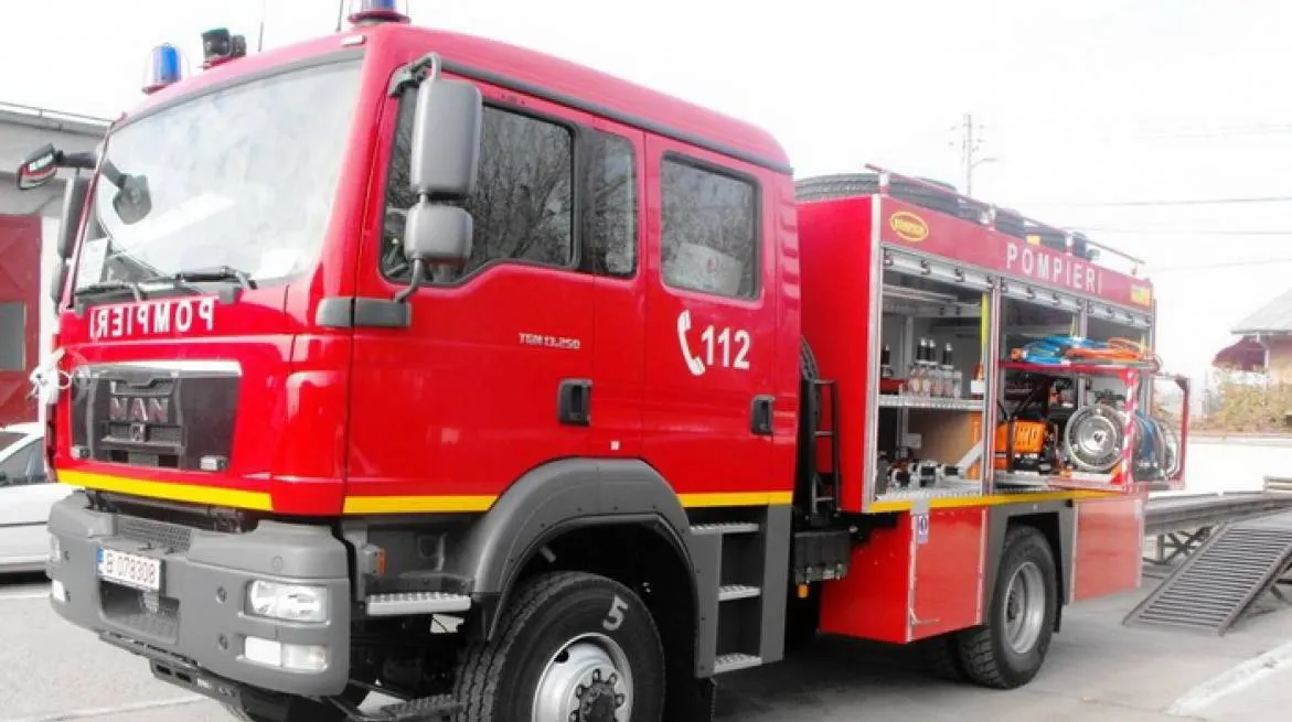 Pompieri răniţi după ce o autospecială ISU a fost lovită în plin de un şofer neatent